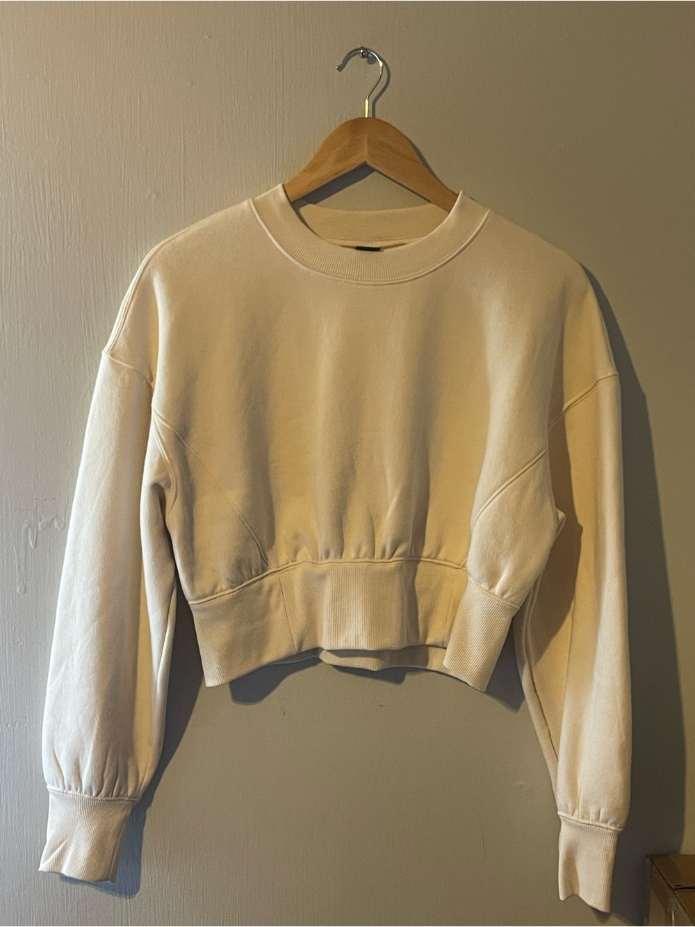 Wild Fable cream cropped sweatshirt in a M
